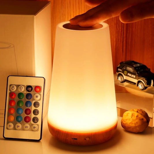 Luminária noturna RGB com 13 cores, controle remoto por toque, recarregável via USB, com intensidade ajustável e portátil para mesa ou cabeceira.
